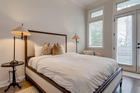 Holiday home Family In 12 South, Mins To Local Favorites, Screened In Porch, Walk To Shopping In 12 South, 10 Minutes To Broadway, Dedicated Parking, Perfect For Families, 24 Hr Hospitality