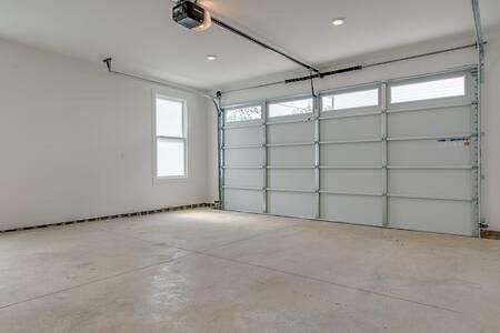 Stylish East Nash Retreat, Walk To Local Favorites, Sleep 10 With Smart Tvs, Workspace & Fast Wifi, Attached Garage & Full Kitchen, Walk To Mas Tacos, Drive 10 Min To Downtown Broadway, 24 Hr Hospitality Nashville