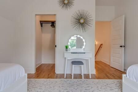 Holiday home Stylish East Nash Retreat, Walk To Local Favorites, Sleep 10 With Smart Tvs, Workspace & Fast Wifi, Attached Garage & Full Kitchen, Walk To Mas Tacos, Drive 10 Min To Downtown Broadway, 24 Hr Hospitality