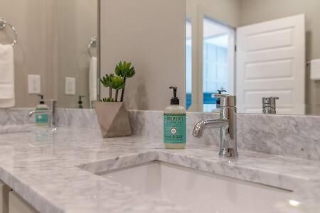 Stylish East Nash Retreat, Walk To Local Favorites, Sleep 10 With Smart Tvs, Workspace & Fast Wifi, Attached Garage & Full Kitchen, Walk To Mas Tacos, Drive 10 Min To Downtown Broadway, 24 Hr Hospitality Holiday home Nashville