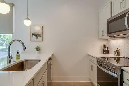 Stylish East Nash Retreat, Walk To Local Favorites, Sleep 10 With Smart Tvs, Workspace & Fast Wifi, Attached Garage & Full Kitchen, Walk To Mas Tacos, Drive 10 Min To Downtown Broadway, 24 Hr Hospitality Nashville