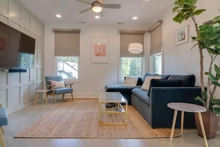 Stylish East Nash Retreat, Walk To Local Favorites, Sleep 10 With Smart Tvs, Workspace & Fast Wifi, Attached Garage & Full Kitchen, Walk To Mas Tacos, Drive 10 Min To Downtown Broadway, 24 Hr Hospitality * Nashville