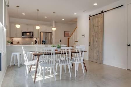 Stylish East Nash Retreat, Walk To Local Favorites, Sleep 10 With Smart Tvs, Workspace & Fast Wifi, Attached Garage & Full Kitchen, Walk To Mas Tacos, Drive 10 Min To Downtown Broadway, 24 Hr Hospitality * Nashville