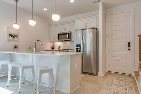 Holiday home Stylish East Nash Retreat, Walk To Local Favorites, Sleep 10 With Smart Tvs, Workspace & Fast Wifi, Attached Garage & Full Kitchen, Walk To Mas Tacos, Drive 10 Min To Downtown Broadway, 24 Hr Hospitality *