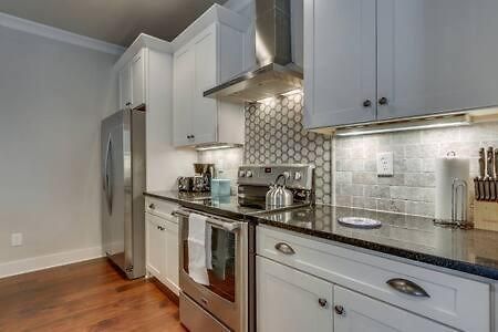 Elegant 4 King Belmont Retreat With 2 Living Walk To Belmont And Vanderbilt Near 12th South Music Row & The Gulch 2 Miles To Broadway Large Dining Table Smart Tvs Parking 24 Hr Hospitality Holiday home Nashville