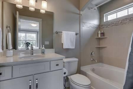 Holiday home Elegant 4 King Belmont Retreat With 2 Living Walk To Belmont And Vanderbilt Near 12th South Music Row & The Gulch 2 Miles To Broadway Large Dining Table Smart Tvs Parking 24 Hr Hospitality