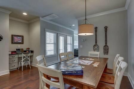 Elegant 4 King Belmont Retreat With 2 Living Walk To Belmont And Vanderbilt Near 12th South Music Row & The Gulch 2 Miles To Broadway Large Dining Table Smart Tvs Parking 24 Hr Hospitality Holiday home