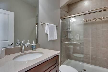 Holiday home Elegant 4 King Belmont Retreat With 2 Living Walk To Belmont And Vanderbilt Near 12th South Music Row & The Gulch 2 Miles To Broadway Large Dining Table Smart Tvs Parking 24 Hr Hospitality Nashville