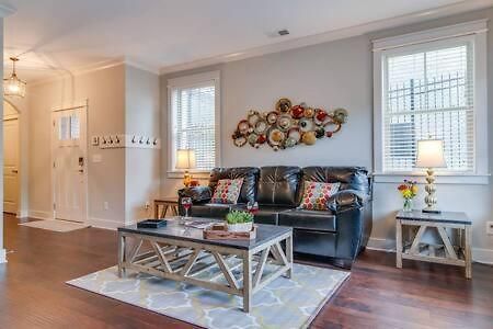 Modern 3 King Belmont Retreat With 2 Living Walk To Belmont & Vanderbilt Near Music Row The Gulch & 12th South 2 Miles To Broadway Large Dining Table Smart Tvs Parking 24 Hr Hospitality Holiday home *