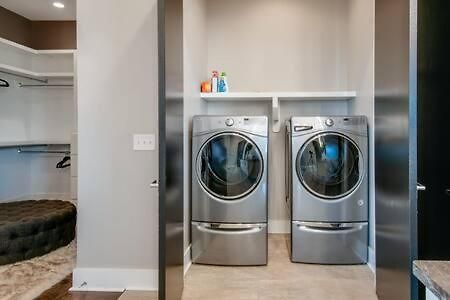 Skyline View Mansion, Hot Tub, Close To Downtown, Less Than 10 Mins To 5 Points And Broadway, 3 Spacious Suites, Workspace, Garage Spaces And Ample Parking, 24 Hr Hospitality Holiday home *