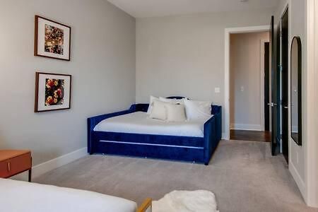 Skyline View Mansion, Hot Tub, Close To Downtown, Less Than 10 Mins To 5 Points And Broadway, 3 Spacious Suites, Workspace, Garage Spaces And Ample Parking, 24 Hr Hospitality Nashville
