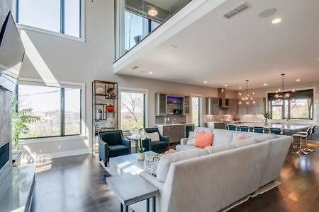 Skyline View Mansion, Hot Tub, Close To Downtown, Less Than 10 Mins To 5 Points And Broadway, 3 Spacious Suites, Workspace, Garage Spaces And Ample Parking, 24 Hr Hospitality