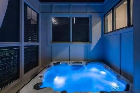 Holiday home Skyline View Mansion, Hot Tub, Close To Downtown, Less Than 10 Mins To 5 Points And Broadway, 3 Spacious Suites, Workspace, Garage Spaces And Ample Parking, 24 Hr Hospitality