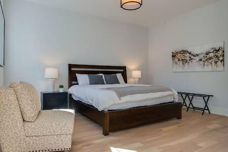 Roomy 1-level Near Vanderbilt With Parking, 1 Story, Secure Parking, Patio 3 Miles To Broadway * Nashville