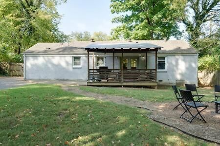Holiday home 1-story Home, Fenced Yard, Grill, Firepit, Parking, Sleeps 10, Pet-friendly, Smart Tvs, 10 Mins To Nissan Stadium & Five Points, Cozy Bedrooms, Outdoor Fun, Perfect For Families & Groups *