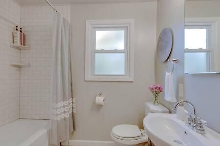 1-story Home, Fenced Yard, Grill, Firepit, Parking, Sleeps 10, Pet-friendly, Smart Tvs, 10 Mins To Nissan Stadium & Five Points, Cozy Bedrooms, Outdoor Fun, Perfect For Families & Groups *