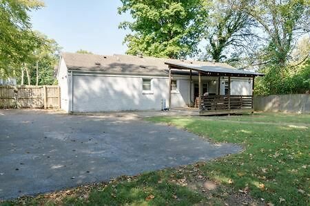 1-story Home, Fenced Yard, Grill, Firepit, Parking, Sleeps 10, Pet-friendly, Smart Tvs, 10 Mins To Nissan Stadium & Five Points, Cozy Bedrooms, Outdoor Fun, Perfect For Families & Groups Holiday home *