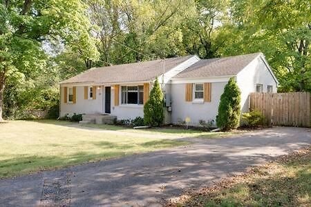 Holiday home 1-story Home, Fenced Yard, Grill, Firepit, Parking, Sleeps 10, Pet-friendly, Smart Tvs, 10 Mins To Nissan Stadium & Five Points, Cozy Bedrooms, Outdoor Fun, Perfect For Families & Groups