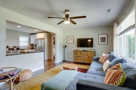 1-story Home, Fenced Yard, Grill, Firepit, Parking, Sleeps 10, Pet-friendly, Smart Tvs, 10 Mins To Nissan Stadium & Five Points, Cozy Bedrooms, Outdoor Fun, Perfect For Families & Groups Holiday home *