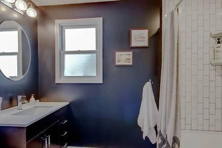 Holiday home 1-story Home, Fenced Yard, Grill, Firepit, Parking, Sleeps 10, Pet-friendly, Smart Tvs, 10 Mins To Nissan Stadium & Five Points, Cozy Bedrooms, Outdoor Fun, Perfect For Families & Groups