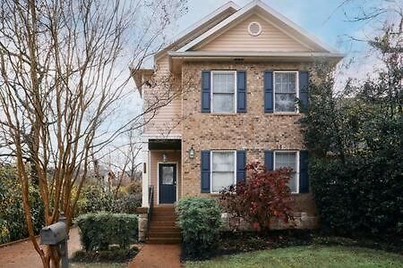 Holiday home Modern Next To Vanderbilt Campus With Parking, Screened Porch & Workspace, Walk To Hillsboro Village, Fido & Pancake Pantry, Minutes To Music Row, 12 South & Broadway, Perfect For Families, Friends & Visits