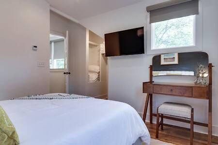 Charming East Nash Retreat, Walk To Dining Faves, Cozy Den, Workspace And Smart Tvs, Plush Velvet Sofa, Full Kitchen & Garage, Near Mas Tacos & Five Points, 10 Min To Broadway, 24 Hr Hospitality Nashville