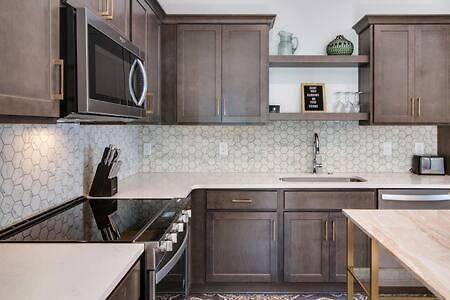 Charming East Nash Retreat, Walk To Dining Faves, Cozy Den, Workspace And Smart Tvs, Plush Velvet Sofa, Full Kitchen & Garage, Near Mas Tacos & Five Points, 10 Min To Broadway, 24 Hr Hospitality Holiday home
