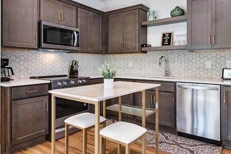 Charming East Nash Retreat, Walk To Dining Faves, Cozy Den, Workspace And Smart Tvs, Plush Velvet Sofa, Full Kitchen & Garage, Near Mas Tacos & Five Points, 10 Min To Broadway, 24 Hr Hospitality *