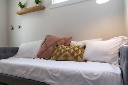Charming East Nash Retreat, Walk To Dining Faves, Cozy Den, Workspace And Smart Tvs, Plush Velvet Sofa, Full Kitchen & Garage, Near Mas Tacos & Five Points, 10 Min To Broadway, 24 Hr Hospitality Nashville