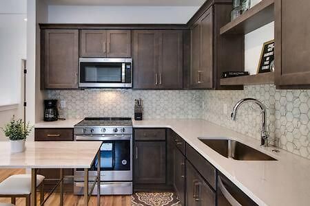 Holiday home Charming East Nash Retreat, Walk To Dining Faves, Cozy Den, Workspace And Smart Tvs, Plush Velvet Sofa, Full Kitchen & Garage, Near Mas Tacos & Five Points, 10 Min To Broadway, 24 Hr Hospitality Nashville