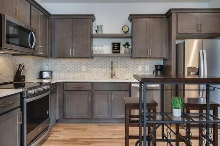 Holiday home Stylish East Nash Townhouse, Walk To Favorite Eats, Cozy Den, Workspace, Smart Tvs And Fast Wifi, Full Kitchen, Garage And 24 Hr Hospitality, Near Mas Tacos, Rosepepper And Five Points, 10 Min To Broadway