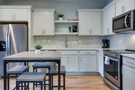 Townhouse - Walk To Food, Near Downtown!