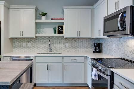 Townhouse - Walk To Food, Near Downtown! Holiday home *