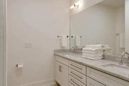 Modern 3br With Garage, Rooftop, Hot Neighborhood 10 Mins To Broadway, 24 Hour Hospitality Team, Perfect For Groups *
