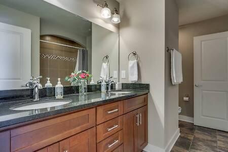 Spacious 4 King Belmont 2 Living Walk To Belmont & Vanderbilt Large Dining Table Smart Tvs Parking 24 Hr Hospitality Near Music Row & The Gulch 2 Miles To Broadway * Nashville