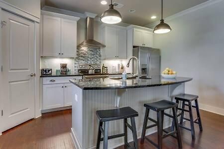 Holiday home Spacious 4 King Belmont 2 Living Walk To Belmont & Vanderbilt Large Dining Table Smart Tvs Parking 24 Hr Hospitality Near Music Row & The Gulch 2 Miles To Broadway Nashville
