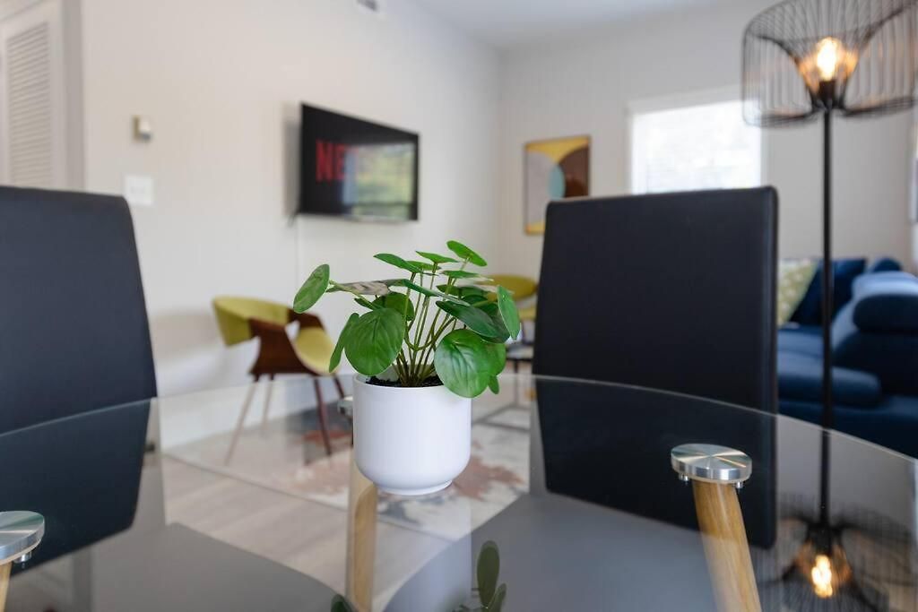Comfy 1br With King Bed And Optional Parking Near Gulch & Midtown Walk To The Parthenon *