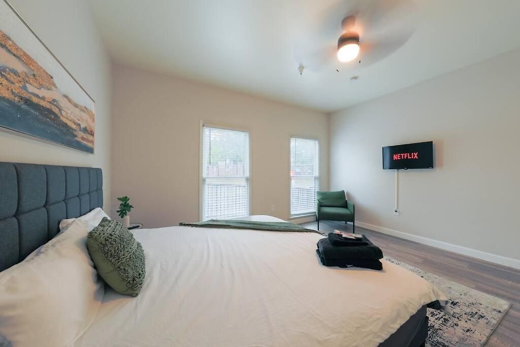 Apartment Cozy & 2br With Optional Parking Near Vanderbilt, Gulch & Honky Tonk Highway