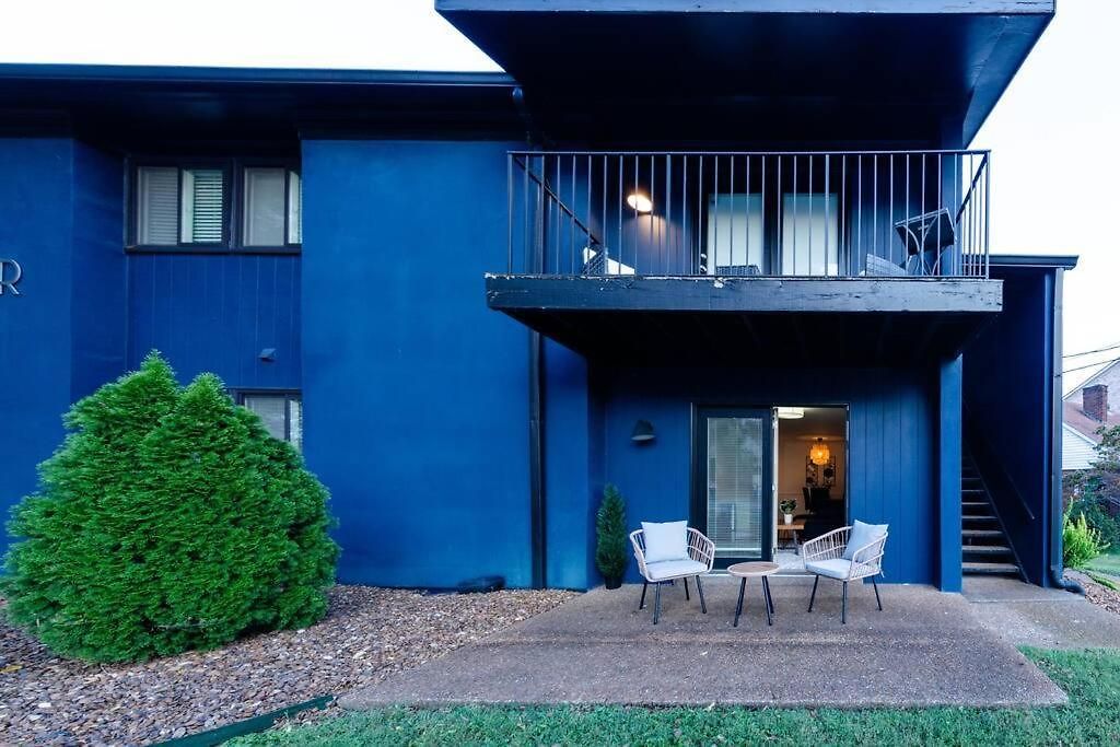 Apartment Bright & Cozy 2br Family Sleeps 6 With Private Balcony And Optional Parking Near Centennial Park & Broadway Nashville
