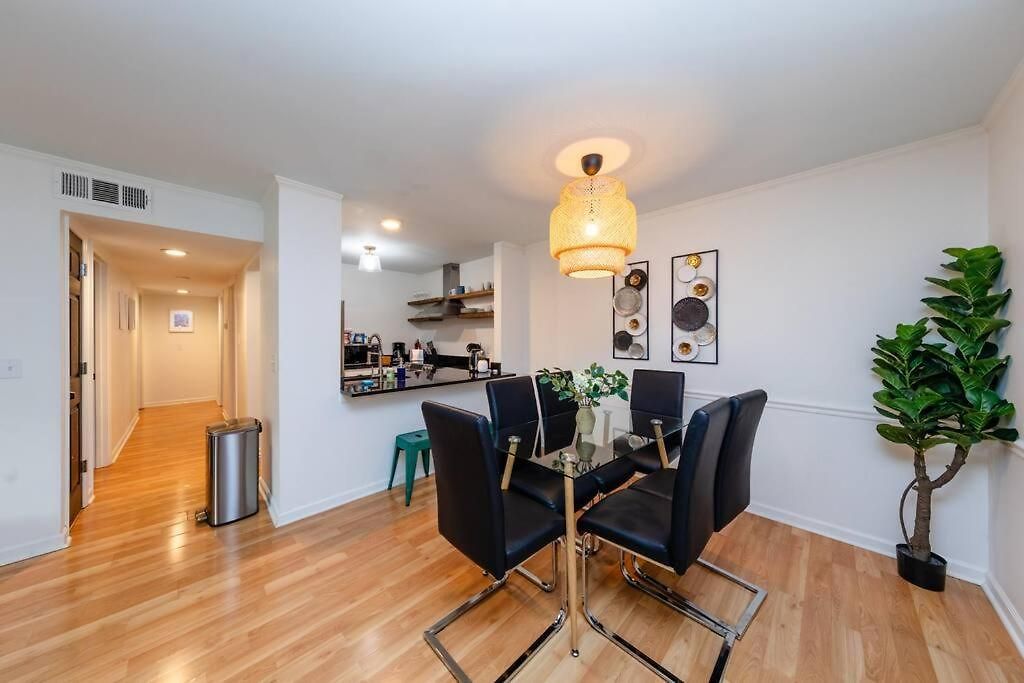 Bright & Cozy 2br Family Sleeps 6 With Private Balcony And Optional Parking Near Centennial Park & Broadway Apartment