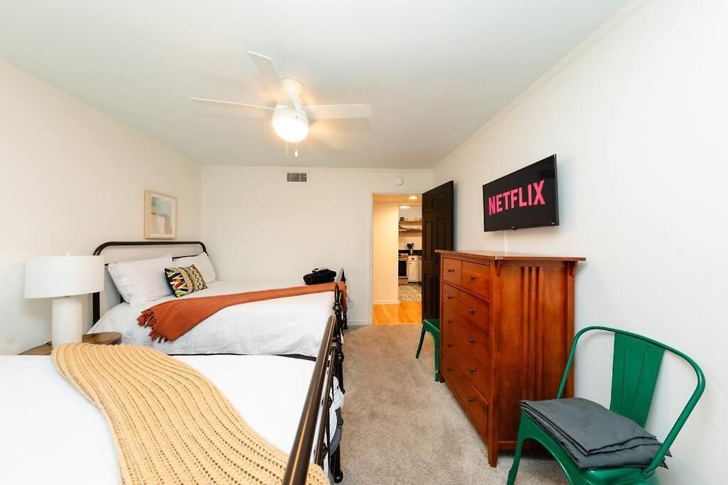 Apartment Bright & Cozy 2br Family Sleeps 6 With Private Balcony And Optional Parking Near Centennial Park & Broadway *
