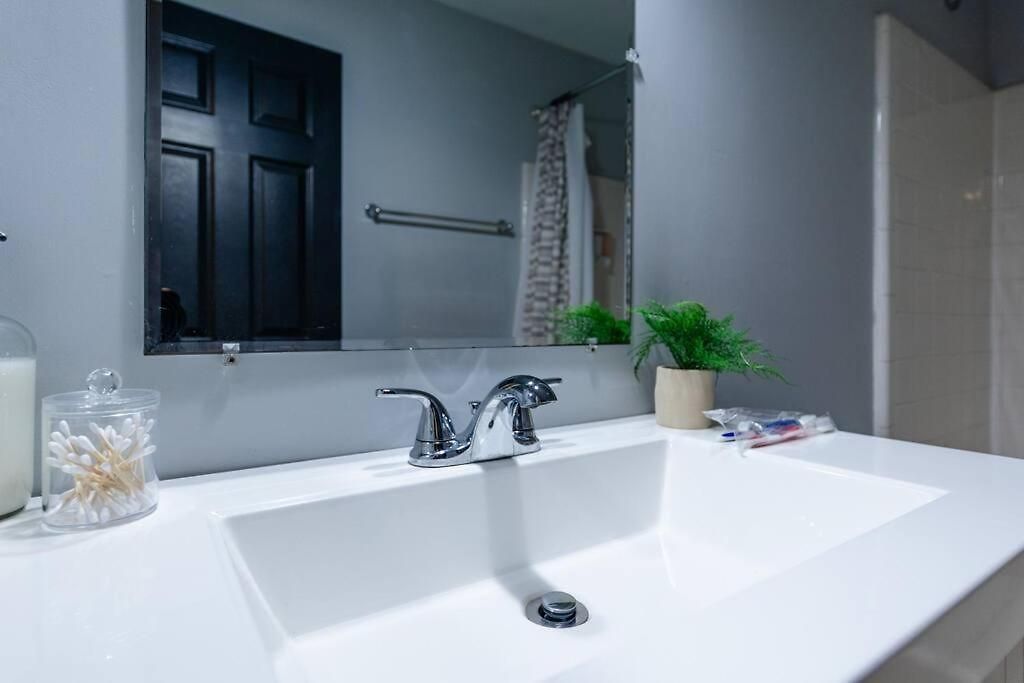 Apartment Bright & Cozy 2br Family Sleeps 6 With Private Balcony And Optional Parking Near Centennial Park & Broadway