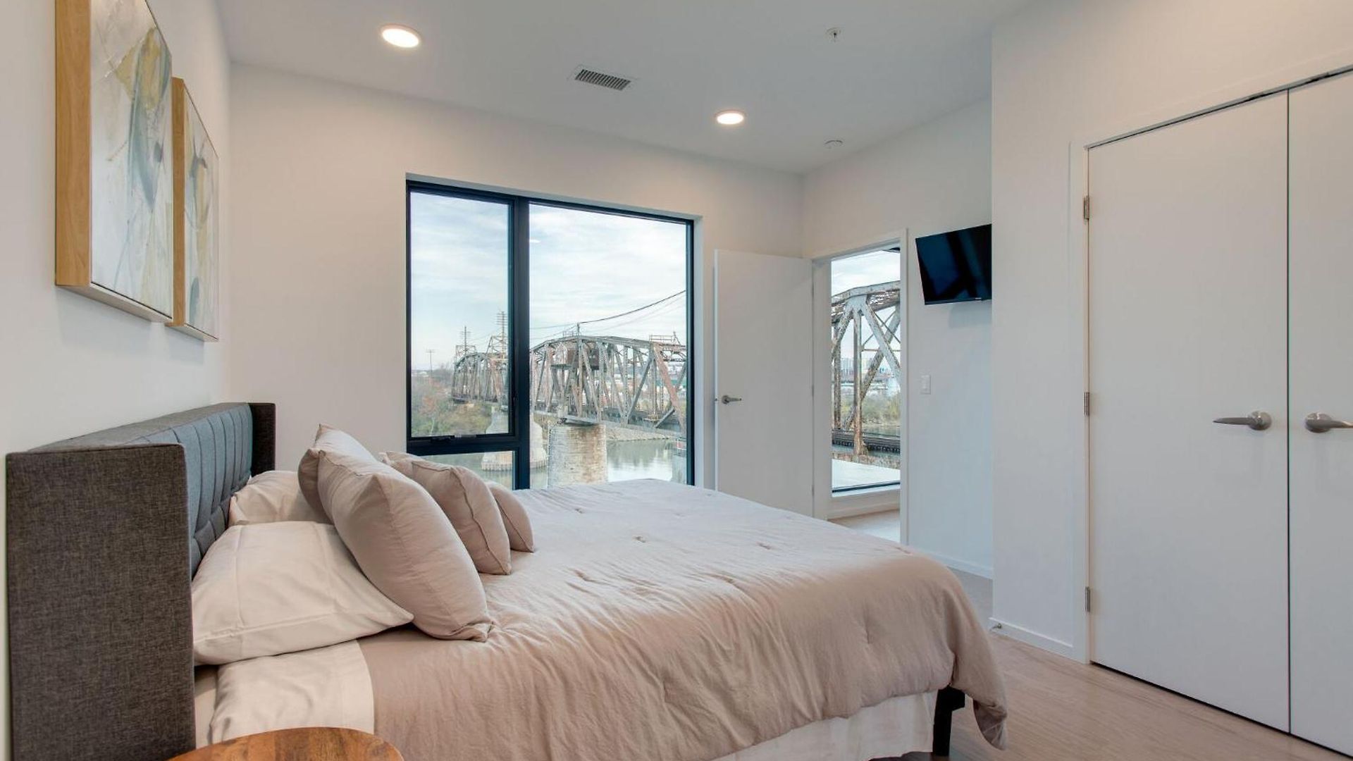 The Riverfront Vip - Walk To Broadway & Nissan Stadium - Free Garage Apartment *