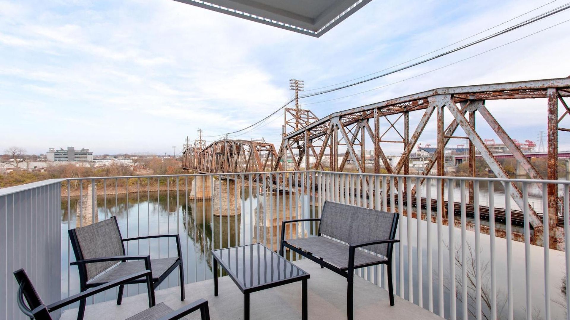 The Riverfront Vip - Walk To Broadway & Nissan Stadium - Free Garage Apartment Nashville