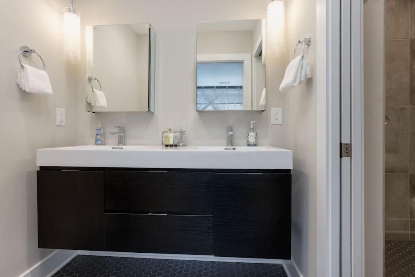 Holiday home Modern Townhome, Large Game With Ping Pong, 10min To Downtown! Sleeps 10!