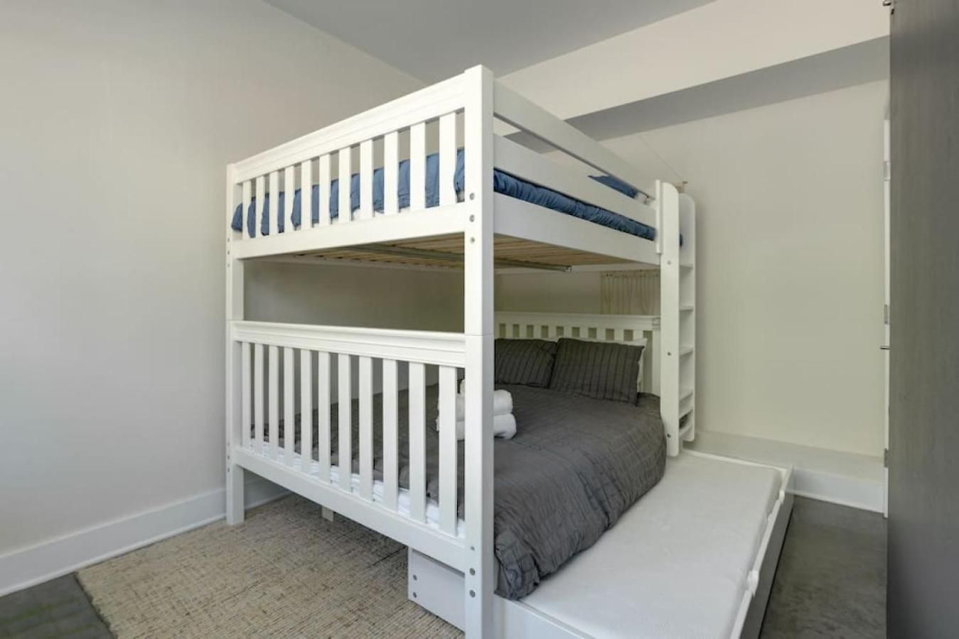 Modern Townhome, Large Game With Ping Pong, 10min To Downtown! Sleeps 10! Nashville