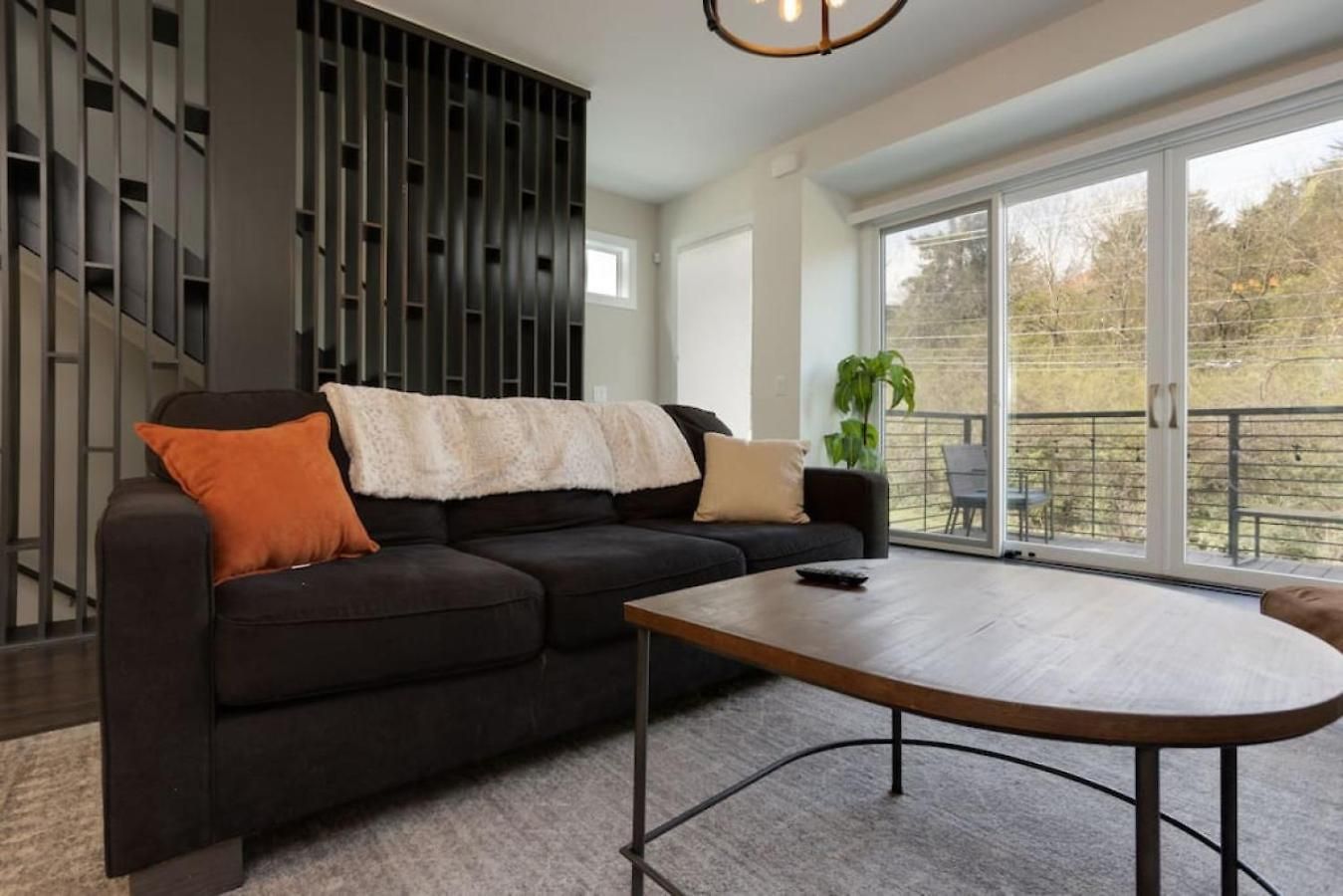 Modern Townhome, Large Game With Ping Pong, 10min To Downtown! Sleeps 10! Holiday home *