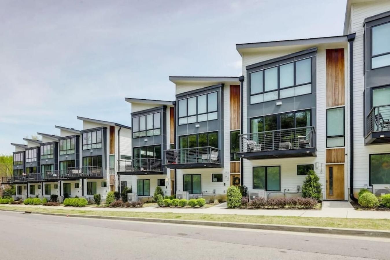 Modern Townhome, Large Game Room, 10min To Downtown! Sleeps 10! Nashville