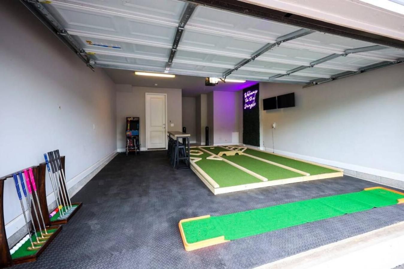 Holiday home Weho Home, Geodis Park, Mini-golf, Arcade, 10min To Downtown! Sleeps 10! Nashville