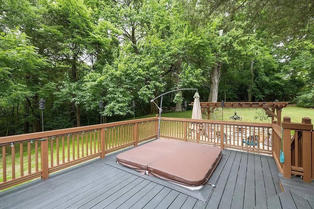 Hillside Hot Tub Hideaway! King Bed / Fire Pit Holiday home
